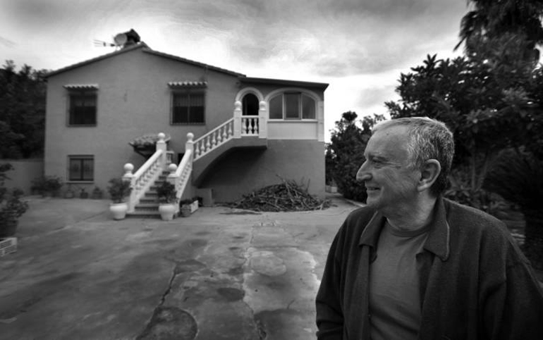 Rafael Chirbes en su casa de Beniarbeig
