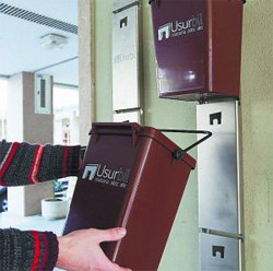 Usurbilen hiru urte daramatzate hondakinak atez ate biltzen 