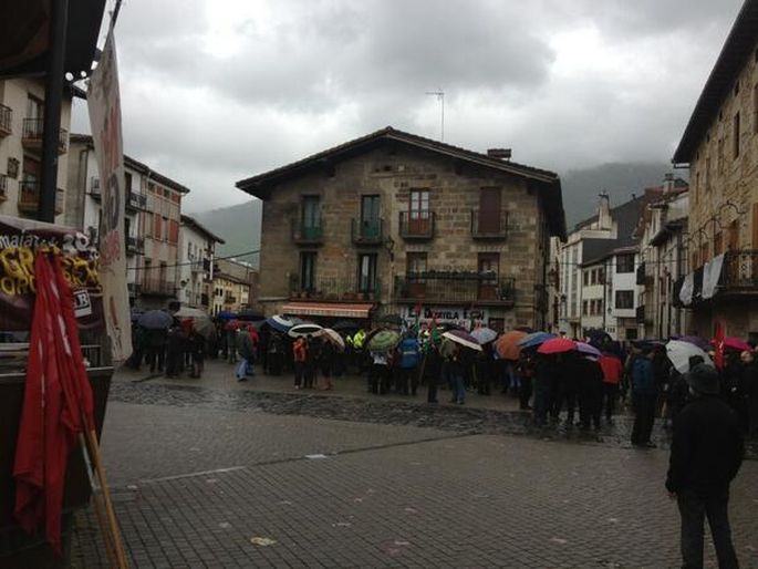 12:00etan egin den Altsasuko manifestazioa. Ehunka lagun bildu dira eta lehenik zerbitzu sozialak inguratu dituzte. Nafarroako Kutxa inguratu eta "ustelkeriari bizkarra" eman diote.