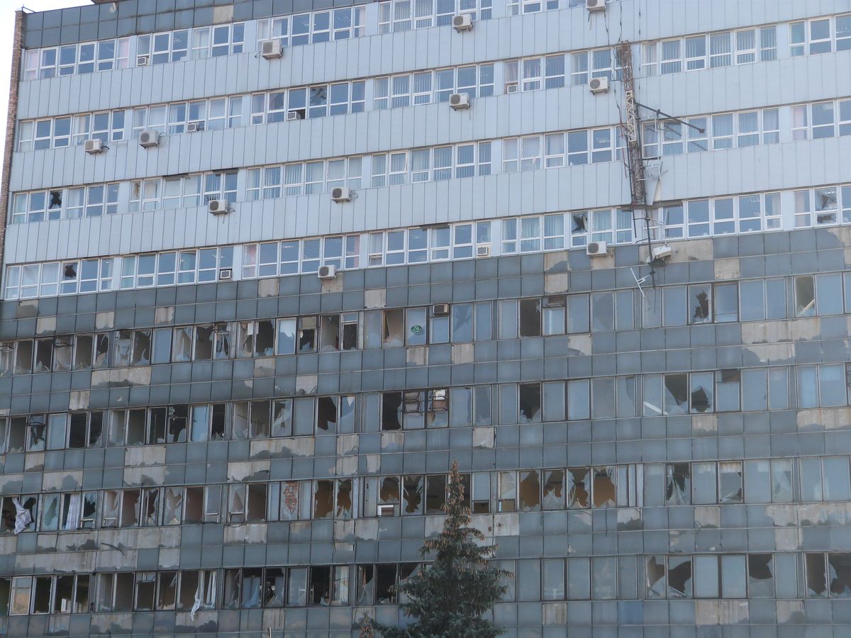Ukrainar armadak erasotutako eraikin publiko bat