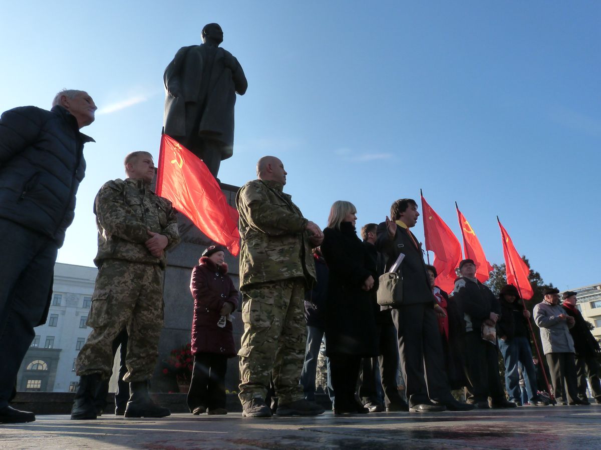 Luhanskeko diputatu eta milizianoak sobietar iraultzaren 97. urteurren ekitaldian