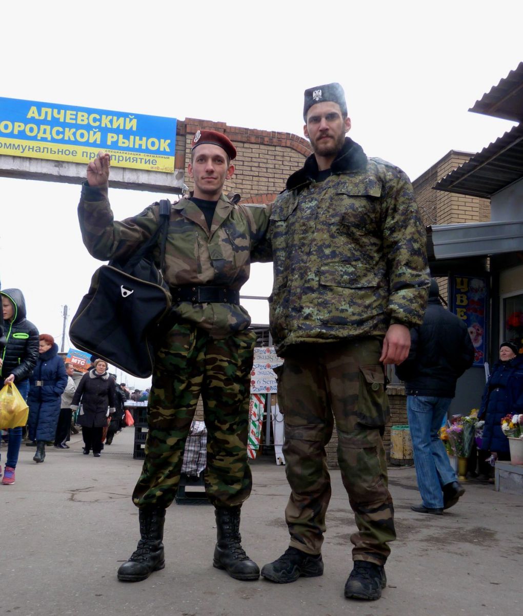 Serbiar boluntarioak Altxevsk-eko merkatuan