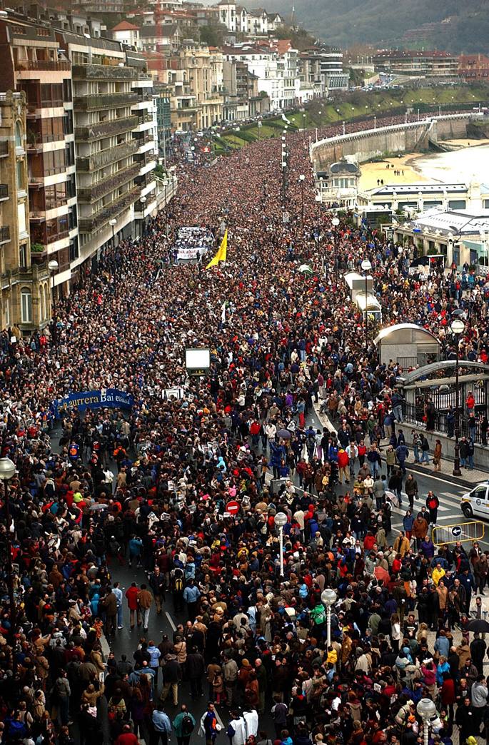 Jendetza handia bildu zen Donostian, Egunkariaren itxiera salatzeko.