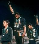 Tommie Smith eta John Carlos atleta estatubatuarrak, Black Power agurra egiten