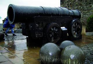 Mons Meg kanoi eskerga Edinburgoko gazteluan  bisitatu daiteke gaur egun.