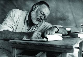 Ernest Hemingway 1953an, nobela idatzi eta gutxira.