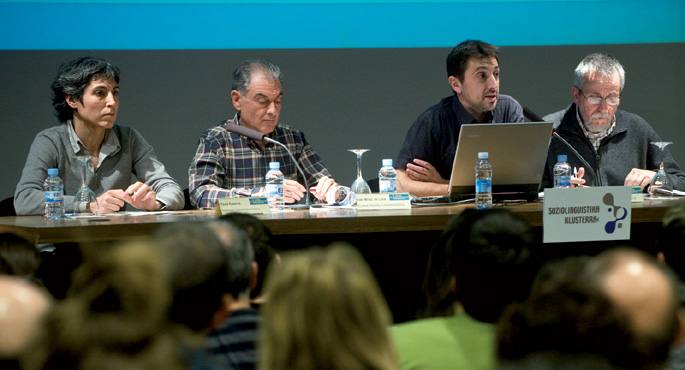 Ezkerretik eskuinera, Paula Kasares, IÃ±aki Martinez de Luna, Pablo Suberbiola moderatzailea eta Mikel Zalbide.