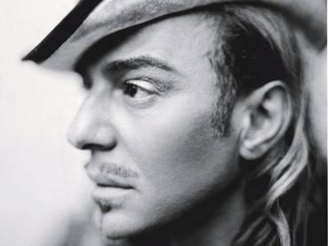 John Galliano diseinatzailea irain antisemita batzuen kariaz bota dute Dior etxetik. Baina, zein da moda marka horren sortzailearen eta nazien arteko harremana?
