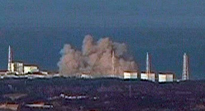 Fikushimako zentral nuklearreko erreaktoreak hozteko itsasoko ura ari dira botatzen.