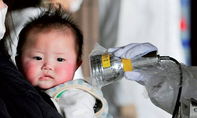 Reuters eta Kyodo agentziek zabaldutako argazki honetan haur besoetakoari erradiazio kontrola egiten ari zaizkio Japoniako hiriren batean, Fukushimako zentrala lehertu eta egun gutxira. Eduard RodrÃ­guez FarrÃ© erradiobiologo katalanak dioenez uranioaren 