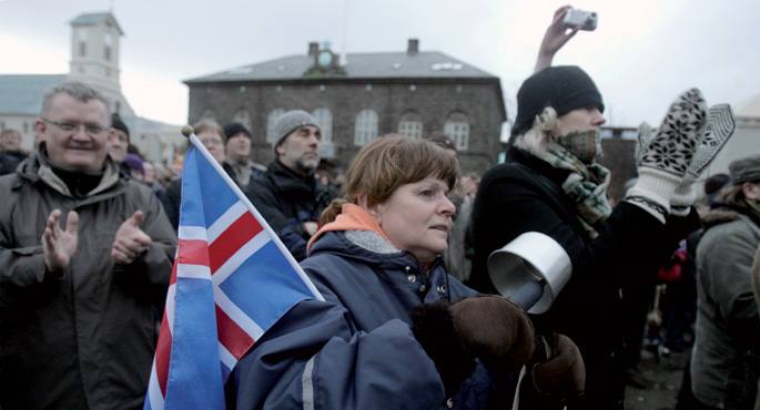 Islandia izan zen 2008an finantza krisia nozitzen lehena. Irudian NDFren kredituaren kontra islandiarrak protestan.