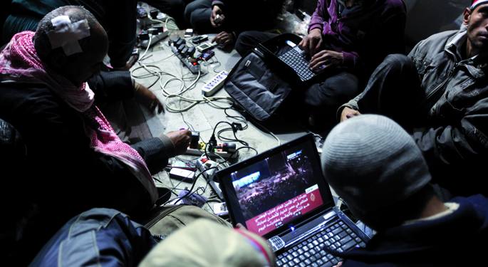 Herritarren errebolten beldur, Interneten historian lehen aldiz Hosni Mubarak Egiptoko agintari zenak moztu egin zien estatu oso bateko biztanleei Interneterako sarbidea, baita SMS zerbitzua erabiltzeko aukera ere. Alternatibak bilatu zituzten egiptoarrek
