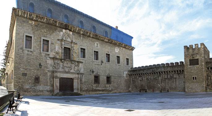 Goiko irudian, Eskoriatza-Eskibel jauregia eta Gasteizko harresiaren zati bat, turisten eta Erdi Aroko nostalgikoen omenez egindako berreraikuntza abila. Aurreko orrialdean, Bakardade kantoia, Alde Zaharreko txokorik ederrenetarikoa... malda mekanikoak ja