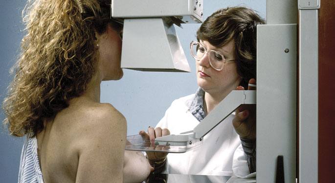 Emakume bat mamografia egiten.