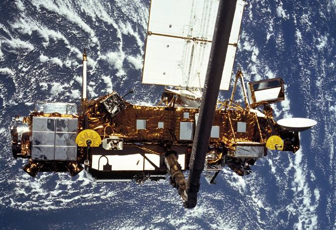 Irudian Goi Eguratsa Ikertzeko Satelitea (ingelesez Uper Atmosphere Research Satellite, UARS) goragotik beste batek argazkian hartuta. 10 metro luze eta diametroa 4 metro, sei tona inguruko pisua egiten zuen. 1991ko irailean utzi zuen Discovery koheteak 6