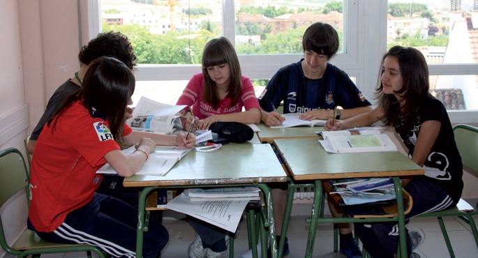 GarcÃ©s de los Fayoseko DBHko gazteak, testuen ulermena taldeka lantzen.