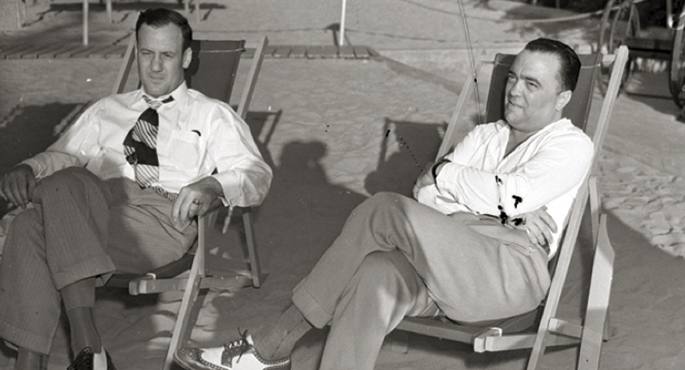 Clyde Tolson (ezkerrean) eta John Edgar Hoover (eskuinean), urte luzez aritu ziren lanean, eta aisia ere partekatu zuten. Maitaleak zirela dio hainbat adituk.