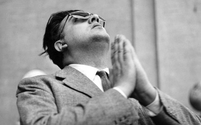 Fellini haundia artxiboko argazki batean.