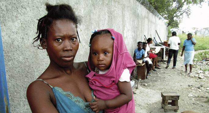 Haitiko hiriburukoa etxegabeen lanak eta nekeak kontatzen dituen Youphil blogetik hartu dugu Clementine eta bere alaba biltzen dituen argazkia, Giordano Cossuk egina. Jean-Marie Vincent parke inguruan dagoen  Delmas-2 kanpamenduan tiro hotsak entzun dira,