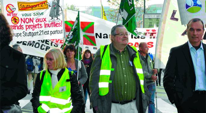 Azaroaren 12an Parisen egindako manifestazioko irudia. Nantesko aireportua zabaltzearen aurkako mobilizazioa zen, baina Frantziako Estatu osoko eta beste herrialde batzuetako ordezkariak bildu zirelarik, beste hainbat azpiegituraren aurkako aldarri ere bi