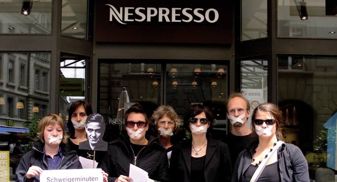 Erakundeak berak Interneten daukan argazkian Suitzako Attaceko militanteak NestlÃ© multinazionalaren kontra ageri dira protestan, Nespresso kafe formula 