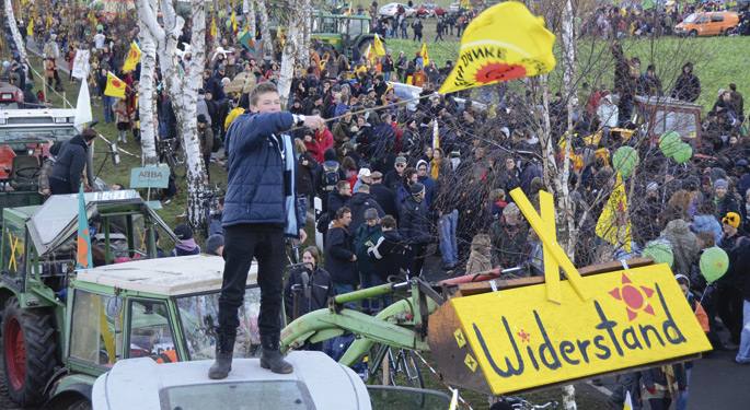 Hondakin nuklearrak garraiatzen dituen Castor trenaren kontrako protestak Gorleben-en. Iazko garraioa orain arteko geldoena eta garestiena izan da, baita polizialki bortitzena ere.