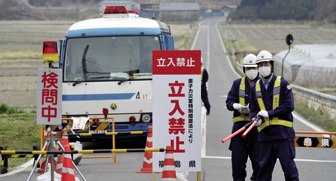 The Science of Conundrums blogetik hartutako argazkian, polizia japoniarraren kontrola Minamisoma hiri inguruetan, gune debekaturako sarbidea galarazten. Poliziak bideak eta ahoak itxita, Fukushimako istripuaren ondoren agintariek, industriak eta hedabide