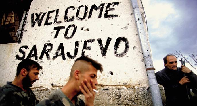 Ron Avi argazkilariaren irudian soldadu serbiarrak ageri dira Bosniako hiriburu Sarajevoko aldirietan, 1992tik 1995era bitartean izandako gerran. Egia da Balkanetako liskar odoltsuetan ere eragin zutela geopolitikak eta interes ekonomikoek, baina zerk era