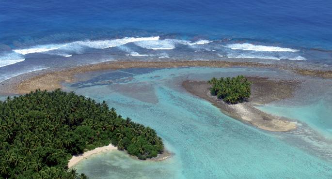 Tuvalu artxipielagoko atoloi bat, Ozeano Barean. Itsas mailaren igoerak bizilekuz aldatzera behartu ditu dagoeneko estatu ozeaniko txikietako milaka biztanle. 40 urte barru 500 milioi klima errefuxiatu egon litezke. 
