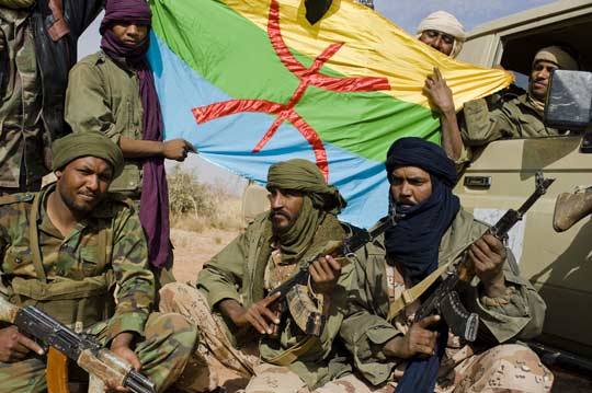 MNLAko kideak bandera amazigh edo bereberrarekin, Maliko armadari irabazi ostean.