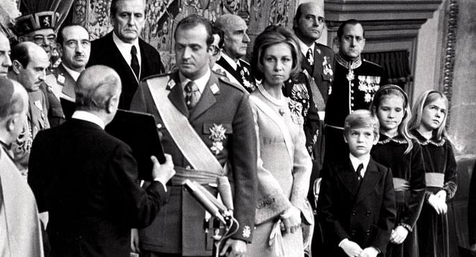 Franco hil eta bi egunera, 1975eko azaroaren 22an Juan Karlos I.a Espainiako erregea izendatu zuten. Borboiek bi aldiz galdu dute Espainiako tronusa, eta bitan berreskuratu.