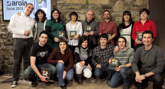  Zutik: Estepan Aldamitz eta Nerea Iriarte (Azpimarra), Arantza Kaltzada (Portobello,  Asier Leozen ordez), Maddalen Iriarte (Azpimarra), Felipe Juaristi (Euskadi Irratia), Edu Lartzanguren (Berria), Eire Vila eta Arantxa Uriguen (Dantzan.com). Makurtuta: