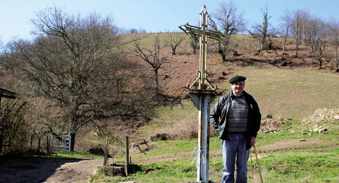 Jean-Mixel Bedaxagarrek lagundu digu txangoan. Beheko argazkian, Organbideko gurutzearen ondoan ageri da urdiñarbetar kantari ezaguna. Bedaxagar gogoratzen da leku honetaraino prozesioak egin izanaz.