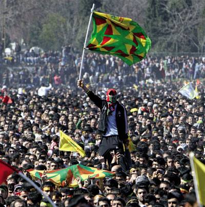 Milioi bat lagun bildu ziren Newroz egunean Ã–calan-en mezua entzuteko.