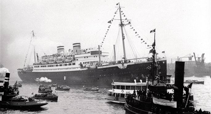 Goian, SS St. Louis transatlantikoa Hanburgoko portuan aingura jasotzeko zorian, 1939ko maiatzean. Azpian, ontziko bi errefuxiatu Habana parean, bertan lehorreratzeko itxaropenez.