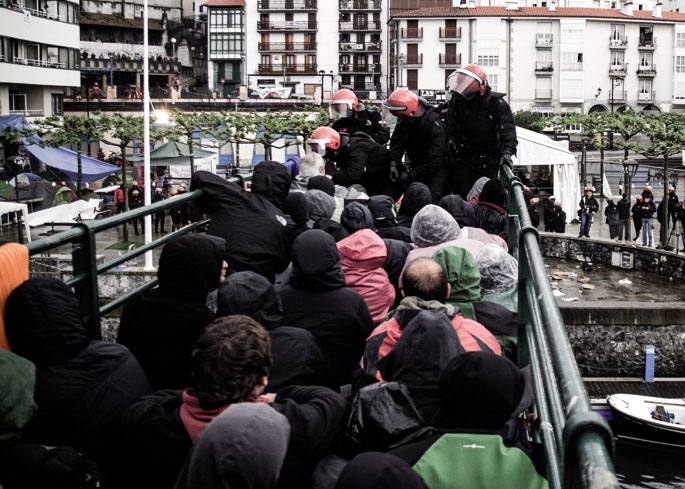 Ehunka lagun bildu ziren Ondarroako Alamedako zubian Urtza Alkortaren atxiloketa erresistentzia pasiboaren bidez zailtzeko.