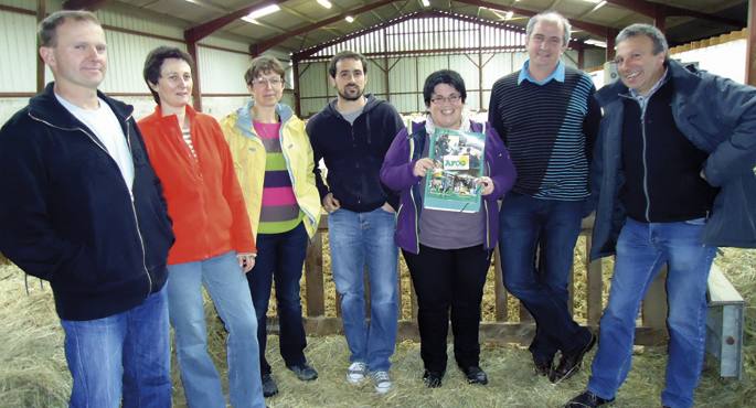 Laborariren argazkian, AFOGeko arduradun eta langileetako batzuk bazkide baten arditegian: ezkerretik hasita, D. Ainzi, M. Darrieumerlou, M. Petrisans, P-P. Bidegain, M. Duhalde (eskuetan duela urteurrenaren afixa), F. Etxebest eta M. Irigoien. Astekarian