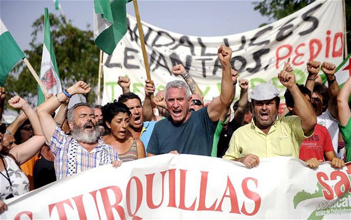 Juan Manuel Sanchez Gordillo ezkerrean, lur eremuen okupazioa aldarrikatzen. 