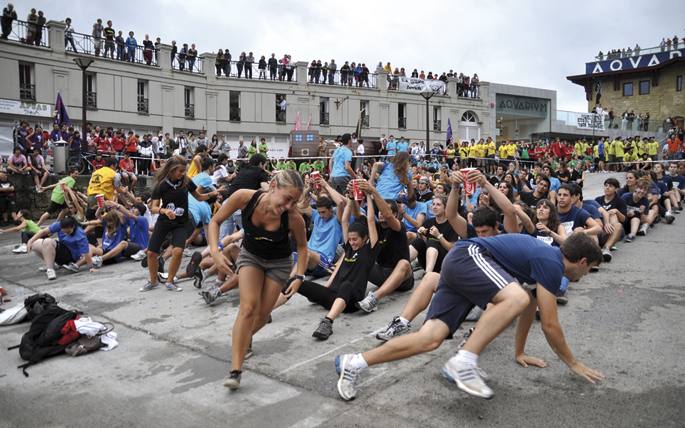 Bagera Elkarteak nahi baino gazte gutxiago bildu du jardunaldietan. Dena dela, Donostiako Piratekin harremana sendotzea lortu du. Argazkian, kolektibo horren ekintzetako bat.