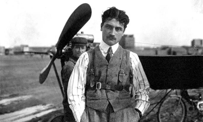 Roland Garros (1888-1918) abiazioko aitzindari eta gerrako pilotu izan zen, baina haren izena tenisarekin lotzen dugu.