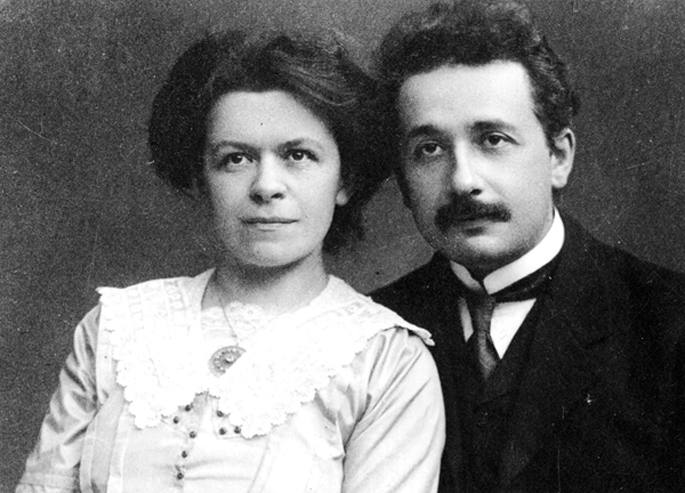Mileva Maric (1875-1948) eta Albert Einstein (1879-1955). 1903an ezkondu ziren, eta 1914an banandu, dibortzioa bost urte geroago sinatu arren.