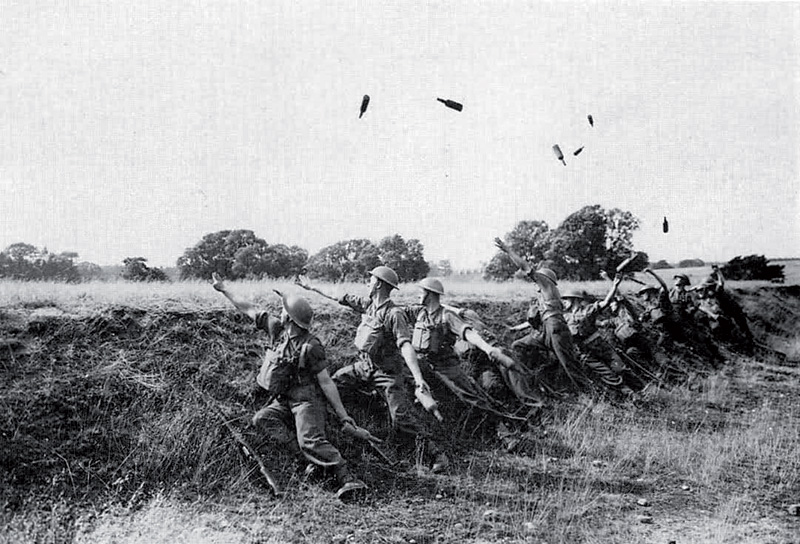 Britainiar armadako 
Home Guard dibisioko soldaduak Molotov koktelen bidezko erasoa entrenatzen, Bigarren Mundu Gerran.
