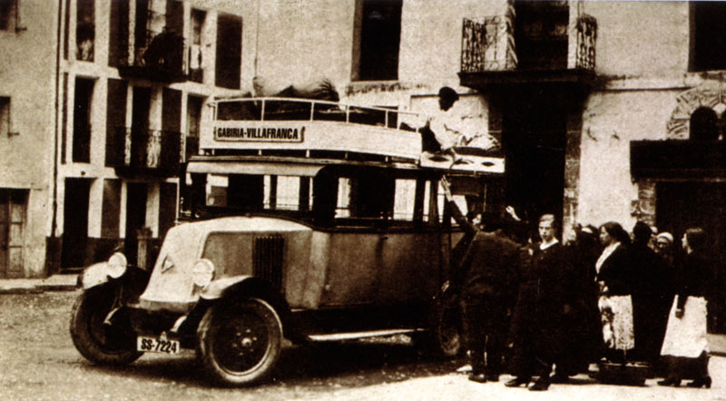 Irizar anaiek lehenengo autobusa 1928an karrozatu zuten Juan Apaolazaren enkarguz. 