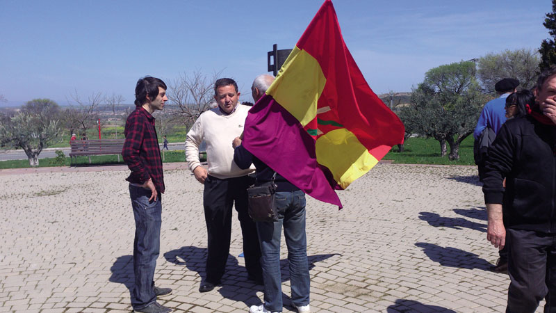 JosÃ© RamÃ³n MartÃ­nez (erdian) Sartagudako Memoriaren Parkean.