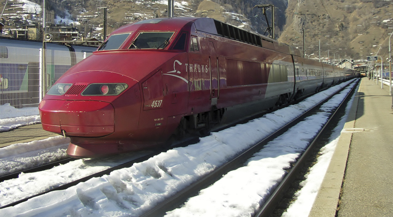 Wikipediatik hartutako argazkian Thalys tren lasterra Frantziako Alpeetako Bourg-Saint-Mauriceko geltokitik igarotzen. Honaino iristen dira, uda eta negu, urtero milaka oporzale, bere lau Arc elur estazioekin Europako turismo gune handienetakoa den 