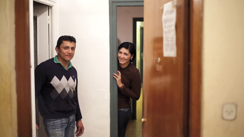 Dora Ruiz RodrÃ­guez eta Marco Paz Ocampo bankuak desjabetu ondoren Sanduzelaiko etxean jarri ziren bizitzen, HUTek proposatuta: 
