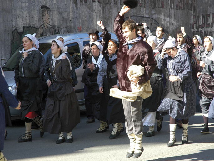 Dantza-sokak dantza tradizional ugari batzen ditu eta 50eko hamarkadan egiteari utzi bazioten ere, 2003an Anoetako gazteek berpiztu zuten.