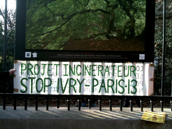 Parisko Luxembourgeko parke famatuan eskegitako pankartak protesta egiten du Ivry herrian eraiki nahi duten errauskailu berriaren kontra. Seine-et-Marne (94) departamenduaren zati da Ivry-sur-Seine. Marne eta Seine ibaien bazterretako hiru departamenduen 