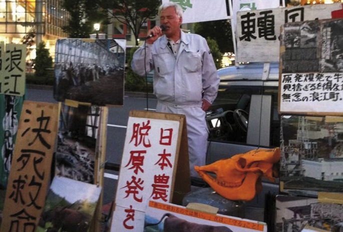 Naoto Matsumura Fukushimako laboraria Tokioko kalean bere aldarrikapenak oihukatzen. Irudia hartu dugu haren sostengatzeko hainbat bolondresek biziarazten duten Naotomatsumura Weebly blogetik. Fukushimako zentraletik oso hurbil Tamioka herrian bizi den gi