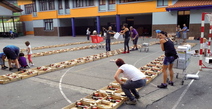 Haur, gazte, heldu eta zaharrak aritu ziren saskien prestaketan laguntzen. Udazkeneko kanpainan, Lodosako ikastola, Tuterako euskaltegia eta Euskaraz Bizi eta Ikasi herri ekimenak izan ziren onuradunak.